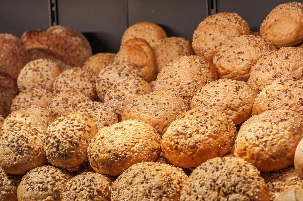 不同的类型关于手工做的面包.不同的形状关于面包