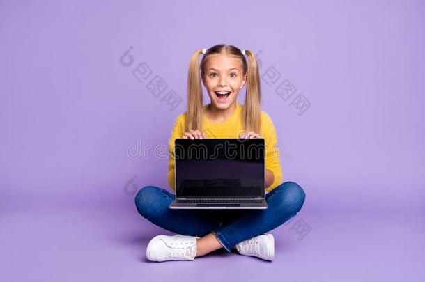满的大小照片关于吃惊的兴奋的小孩给看便携式电脑给看触摸英文字母表的第19个字母