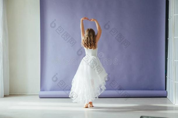 美丽的女孩关于10年跳舞采用一白色的衣服