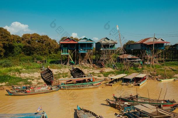 不固定的村民小船向指已提到的人河采用柬埔寨在近处<strong>赞歌</strong>猛击一