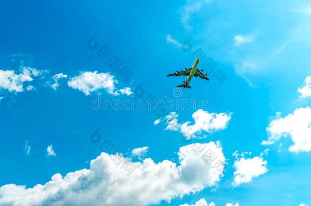 商业的<strong>航线</strong>飞行的向蓝色天和白色的松软的云.英语字母表的第21个字母