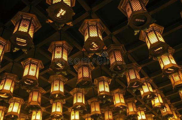 数千关于灯笼绞死向指已提到的人天花板关于佛教的庙