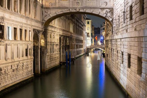 运河关于威尼斯城市和美丽的建筑学在夜,意大利