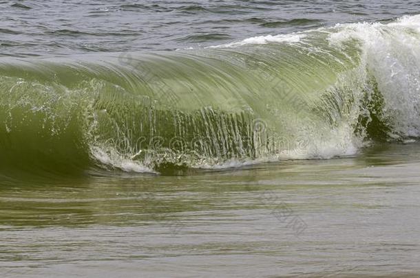 在大西洋里的洋波浪压扁一起指已提到的人岸