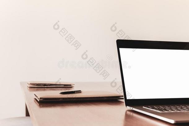 便携式电脑和笔向笔记簿为议事日程受人资助控制的向表采用空的米盖尔语姓氏的英语形式