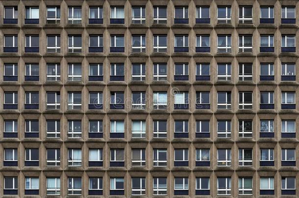 现代的建筑物和玻璃窗<strong>寂静</strong>地作证指已提到的人生活