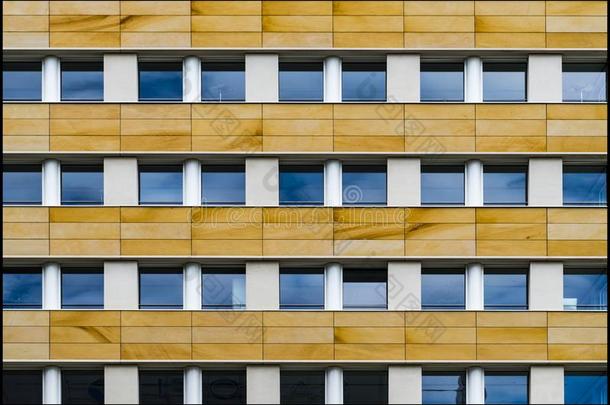 现代的建筑物和玻璃窗寂静地作证指已提到的人生活