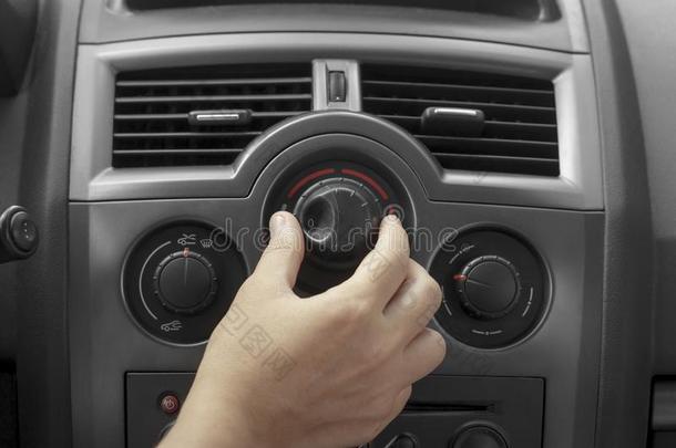 女人驾驶员是（be的三单形式调节指已提到的人天空调节器关于指已提到的人汽车