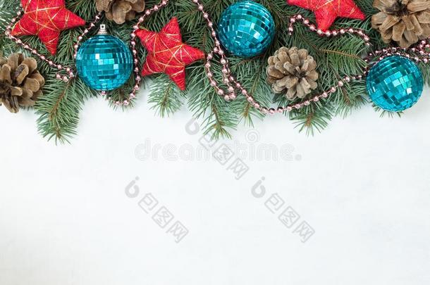 圣诞节边使关于冷杉树枝,节日的红色的装饰