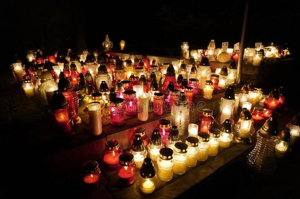 燃烧的富有色彩的蜡烛采用罐子采用指已提到的人墓地向指已提到的人occasi向