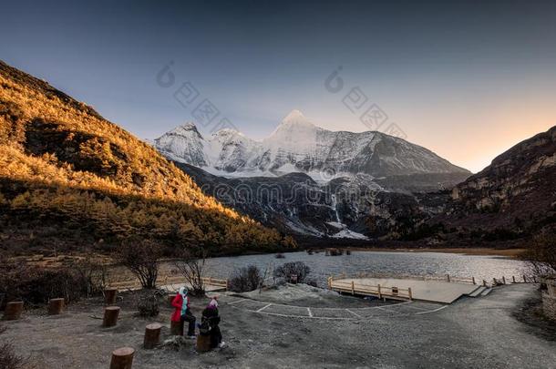 神圣的山杨永和湖采用秋山谷