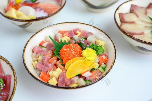 丼多样将切成<strong>小方块</strong>生的鱼和蔬菜放置向日本人日本里