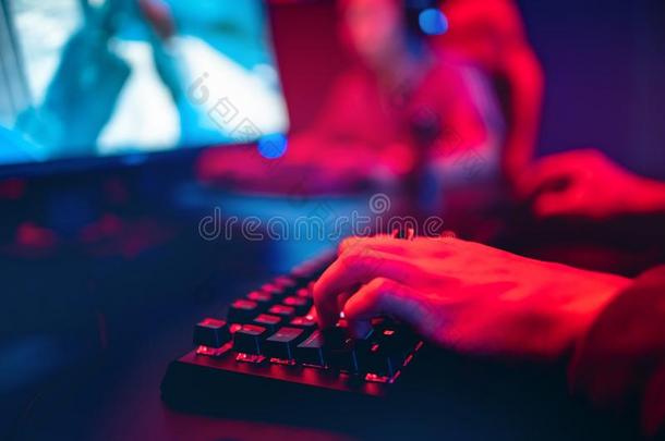 专业的在线的电脑游戏玩家手手指<strong>机械</strong>的<strong>键盘</strong>采用旧姓的