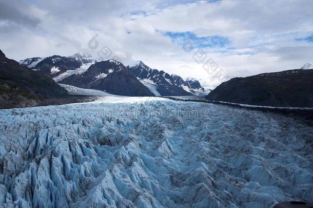 遥远的冰河采用美国阿拉斯加州易接近的在旁边直升机