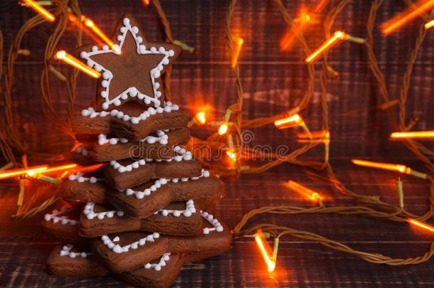圣诞节姜饼甜饼干是合适的喜欢一圣诞节树,