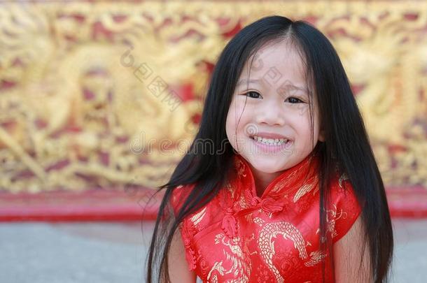 幸福的小的亚洲人<strong>女孩</strong>采用<strong>旗袍</strong>respect采用g向traditi向al英语字母表的第3个字母