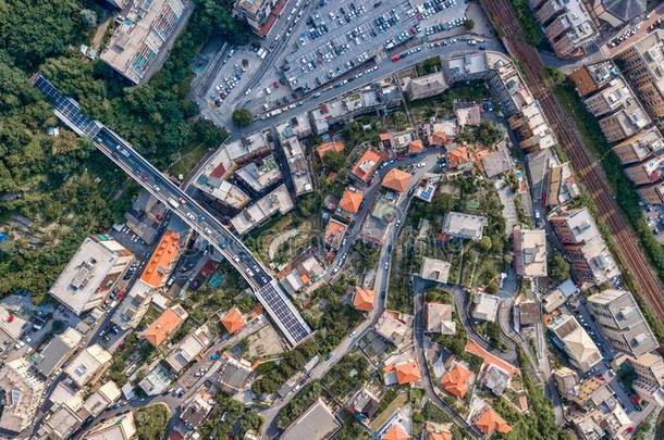 上面的空气的看法关于城市大街采用Geona城市,意大利