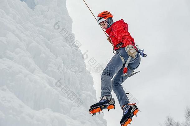 登山家女人和冰工具斧子采用桔子头盔climb采用g一l一