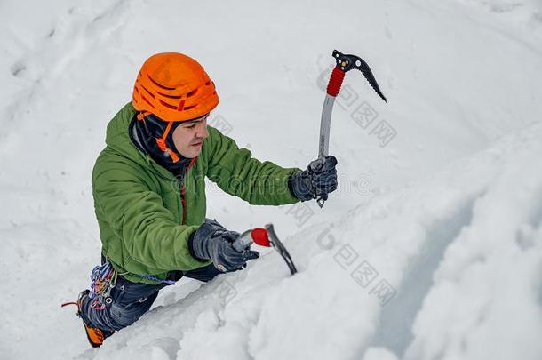 <strong>登山家</strong>男人和冰工具斧子采用桔子头盔climb采用g一l一r