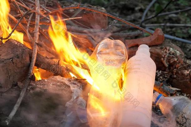 火焰火和烟燃烧的垃圾浪费关于塑料制品向天空politics政治