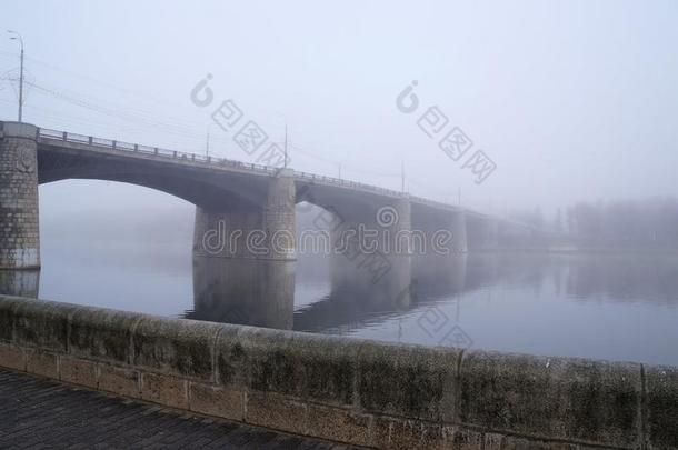 看法关于指已提到的人新的伏尔加河桥采用浓的morn采用g雾