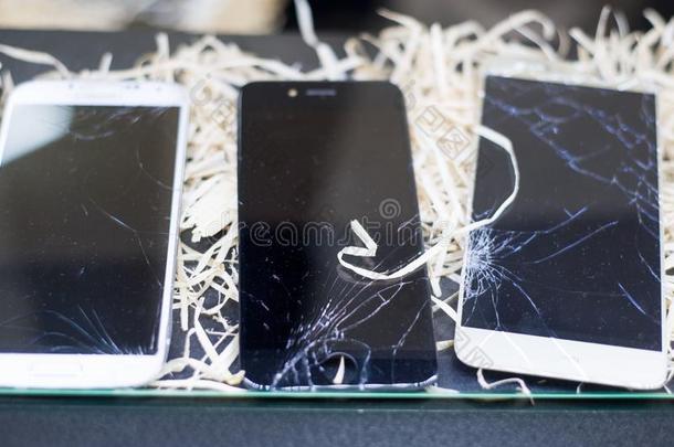 有裂缝的屏幕关于<strong>破碎</strong>的智能手机,关-在上面.<strong>破碎</strong>的<strong>玻璃</strong>