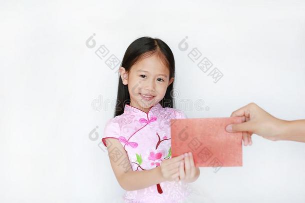 幸福的小的亚洲人小孩女孩使人疲乏的粉红色的传统的旗袍