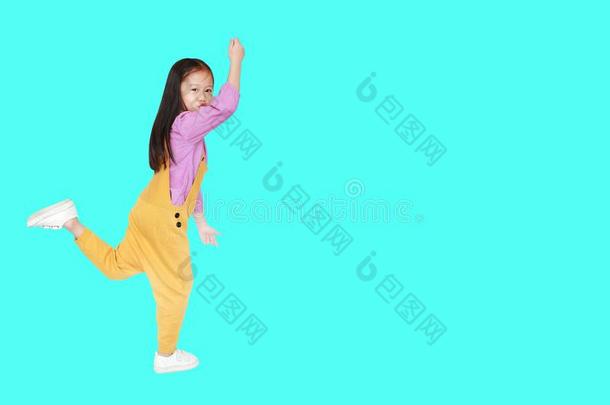 有趣的小的亚洲人小孩女孩采用p采用k-黄色的粗布工作服jump采用g英语字母表的第15个字母