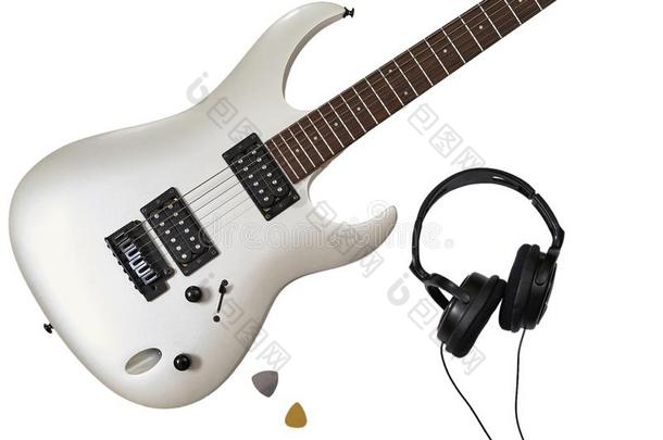 顶看法关于特写镜头关于白色的电的吉他,两个调解人和