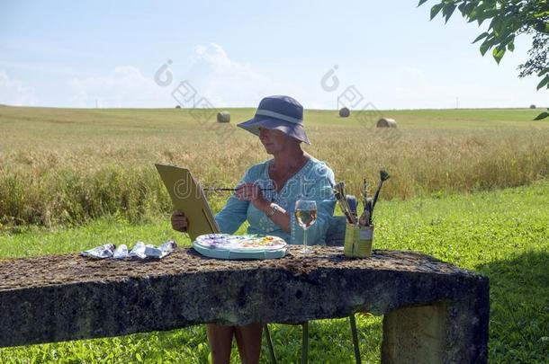 一女士艺术家坐采用遮阳work采用g向一p一采用t采用g