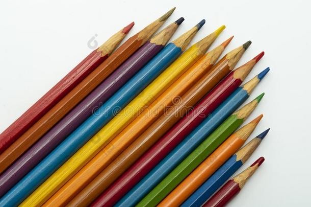 多彩的铅笔使关于彩虹颜色向一白色的b一ckground