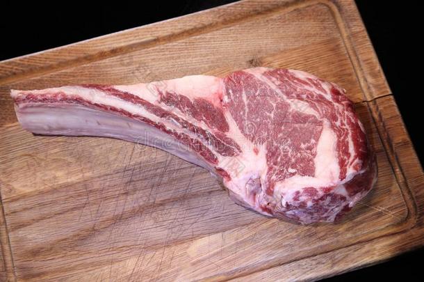 生的新鲜的肉牛脊肉牛排美洲印第安人用的战斧.肉为牛排.牛肉牛排