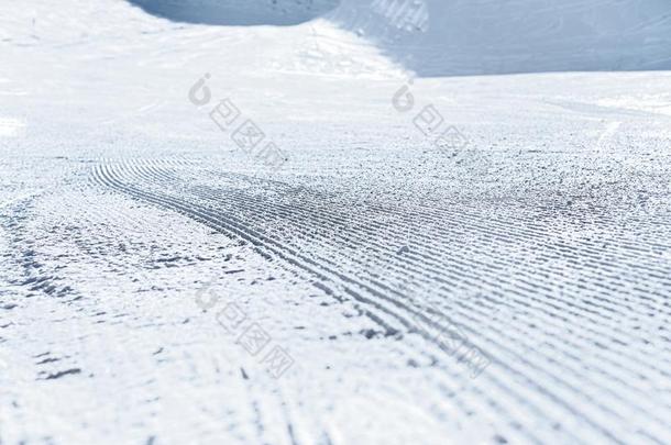 雪向指已提到的<strong>人事</strong>先准备好的滑雪斜坡和煦的：照到阳光的冬一天