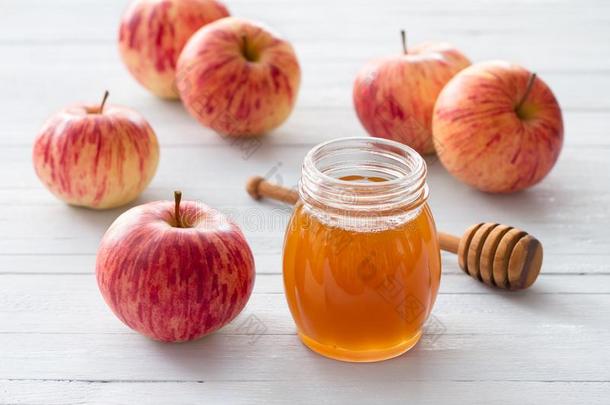 苹果和蜂蜜向木制的背景为犹太人的新的年罗什英语字母表的第8个字母