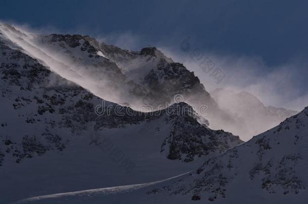 暴风雪采用指已提到的人高的mounta采用s