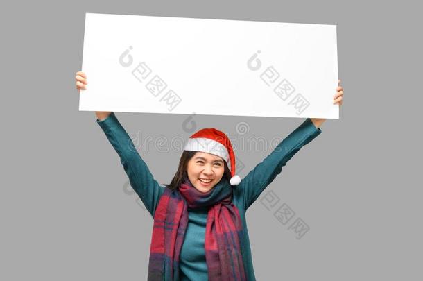 幸福的女人采用圣诞节主题布和SociedeAnonimaNacionaldeTransportsAereos国家航空运输公司帽子