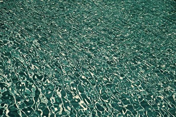 懒惰的热的一天.蓝色水波.马利布海滩生活.游泳水池