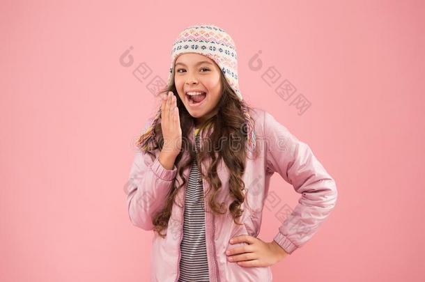 漂亮的小的女孩<strong>时尚帽子</strong>粉红色的背景.衣服商店.帽子