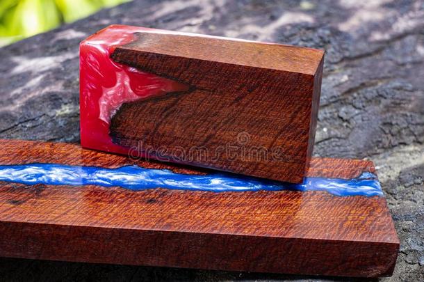 自然木材和铸造环氧的树脂蓝色和红色的和stabilizin