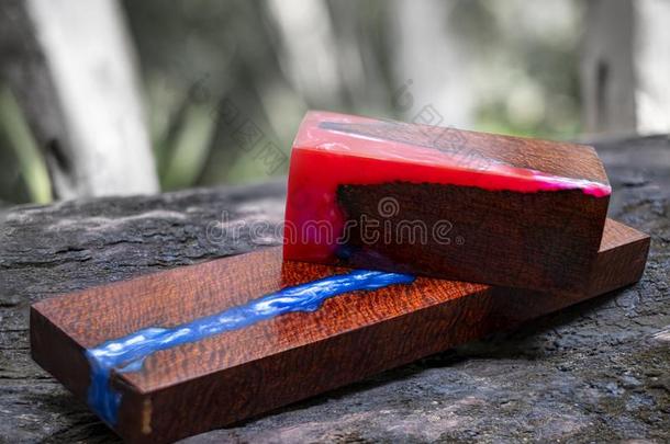 自然木<strong>材</strong>和铸造环氧的树脂蓝色和红色的和稳定