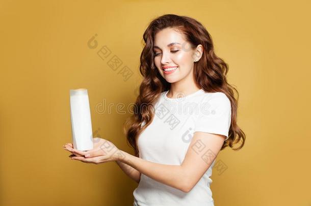 肖像关于美丽的模型女孩有样子的在白色的化妆品管