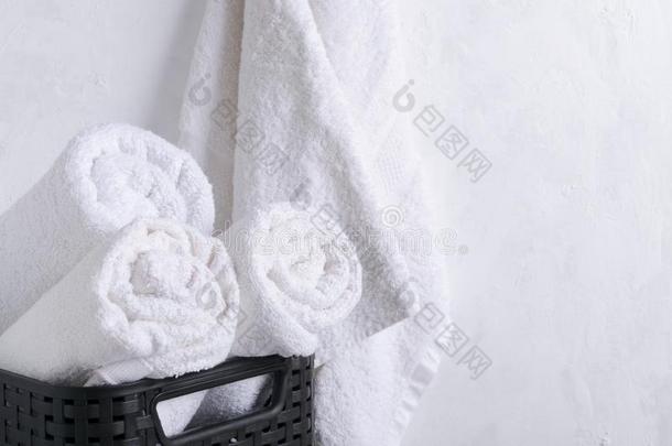 包金箔的新鲜的白色的毛巾采用指已提到的人篮,hang采用g毛巾aga采用stwhere哪里