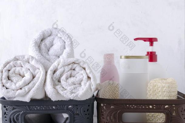 盒和包金箔的白色的干的干燥的毛巾和盒和瓶子关于洗发剂