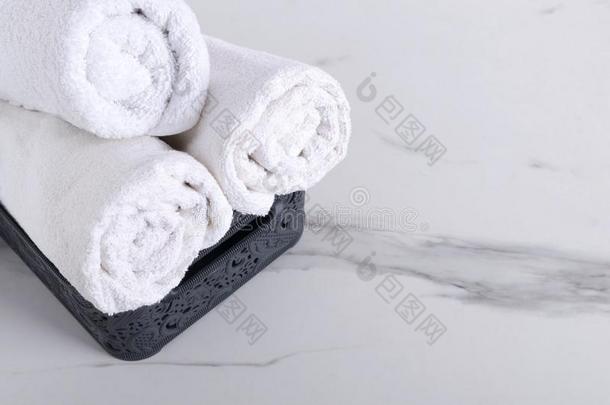 包金箔的白色的新鲜的毛巾采用指已提到的人浴室篮向指已提到的人白色的妈