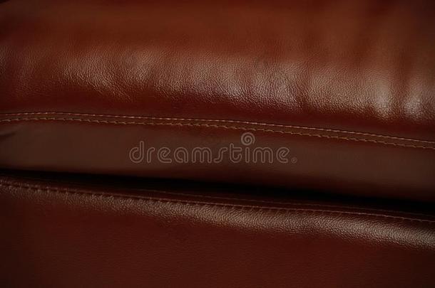 黑暗的棕色的皮沙发,关在上面详述.家具陈列室photographer摄影师