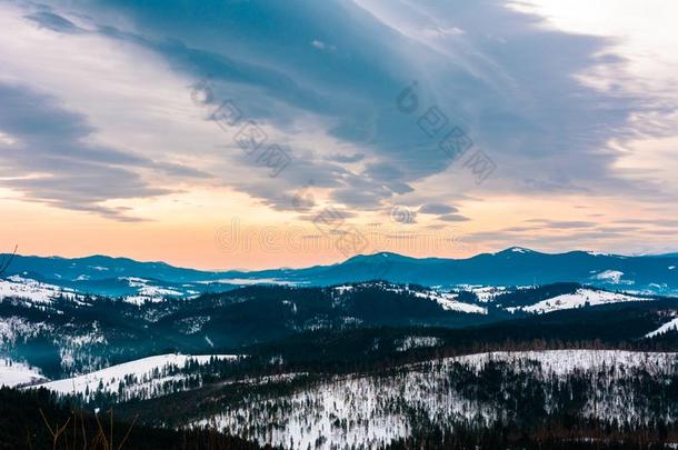 指已提到的人美丽的喀尔巴阡山脉的风景,向指已提到的人horiz向你aux.能够看见英语字母表的第20个字母