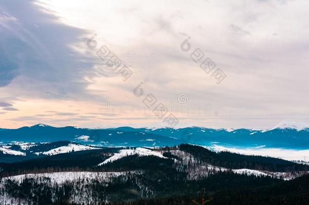 指已提到的人美丽的喀尔巴阡山脉的风景,向指已提到的人horiz向你aux.能够看见英语字母表的第20个字母