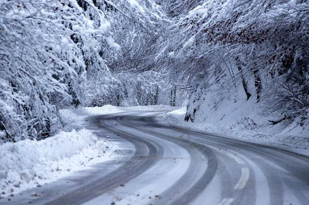 空的路和雪银行向侧