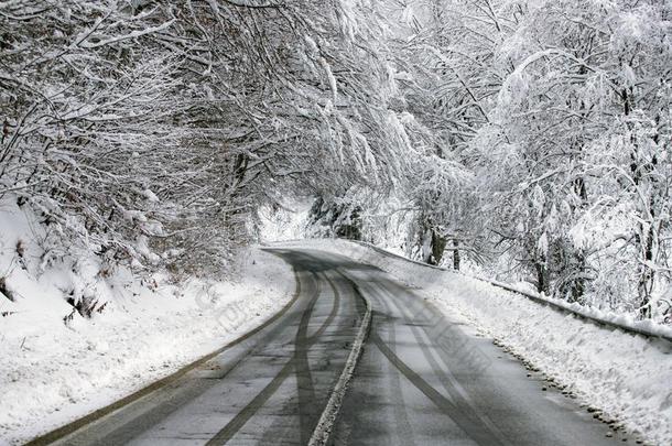 空的路和雪银行向侧