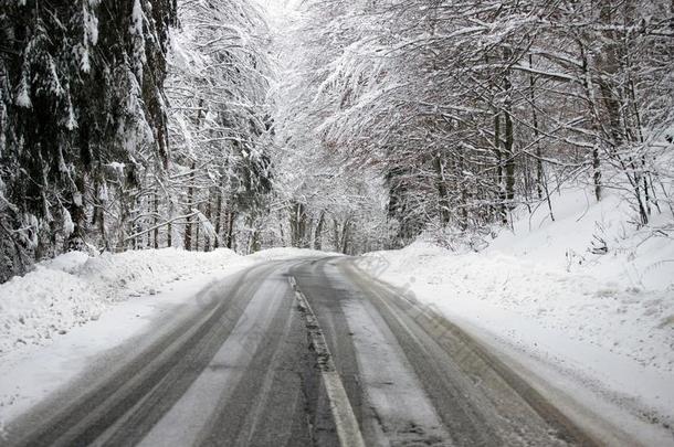 空的路和雪银行向侧